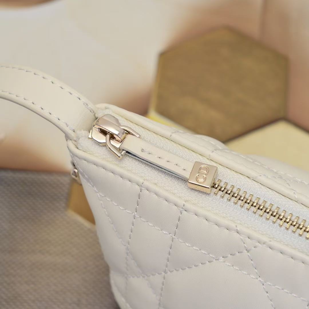 TRAVEL NOMAD Clutch