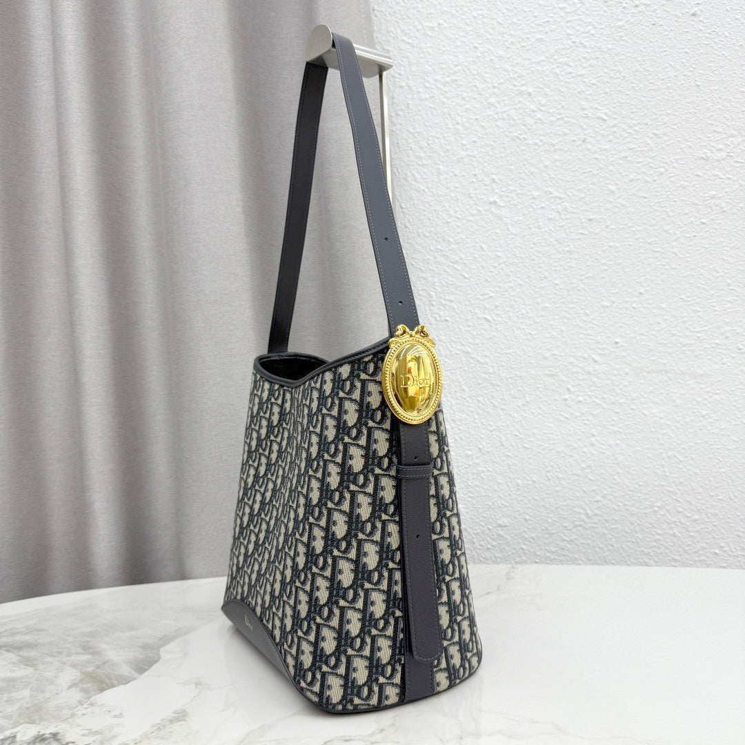 2026 TMédaillon Bucket Bag, Blue Oblique Jacquard M1532QTZQ_M928